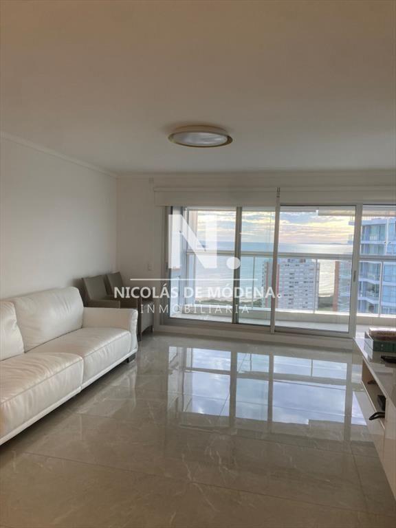 Apartamento de 3 dormitorios a pasos de mar. a
