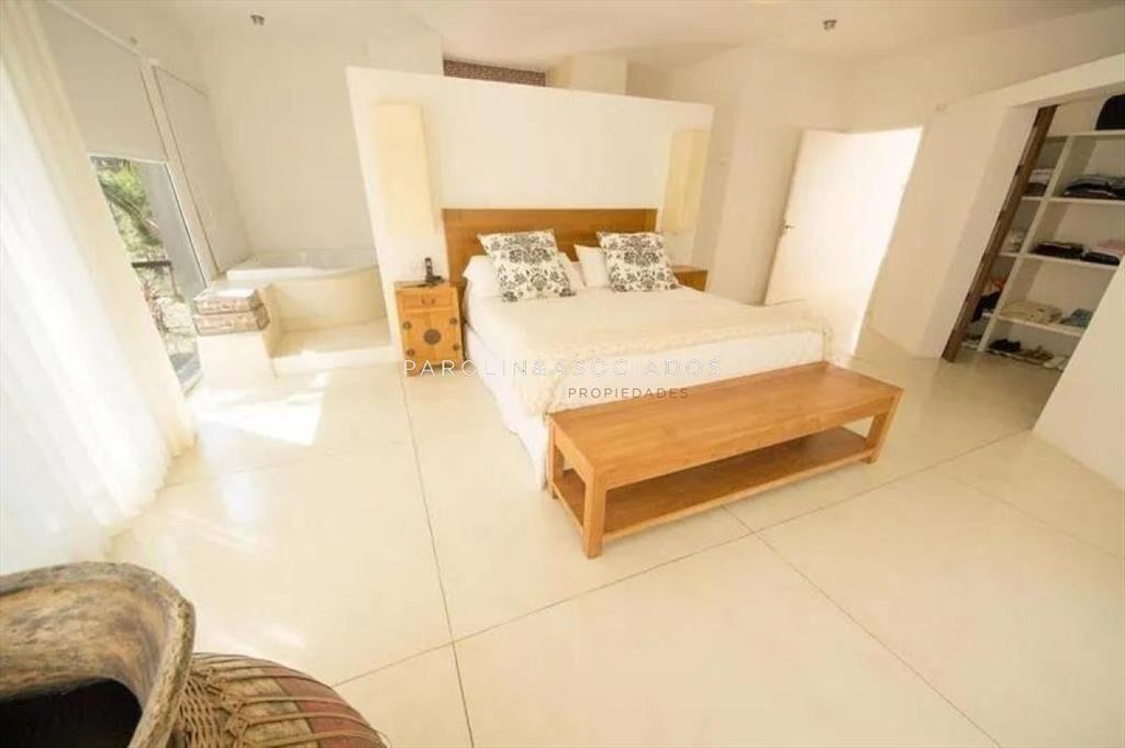 VENTA DE CASA DE 4 DORMITORIS EN MONTOYA PUNTA