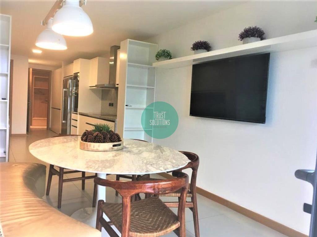 Apartamento moderno con balcón y bañera de hidromasaje