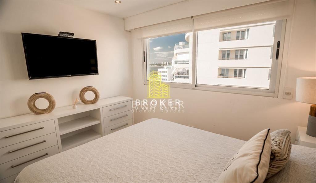 Apartamento En Venta De 6 Dormitorios En Punta