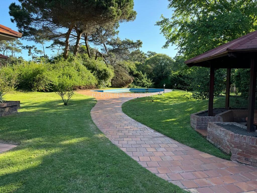 Casa en venta de 4 dormitorios en Golf, Punta del Este.