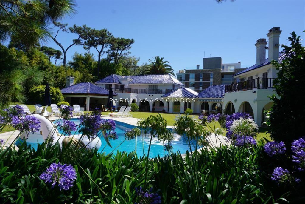 Casa en venta de gran residencia a pasos de la playa Brava