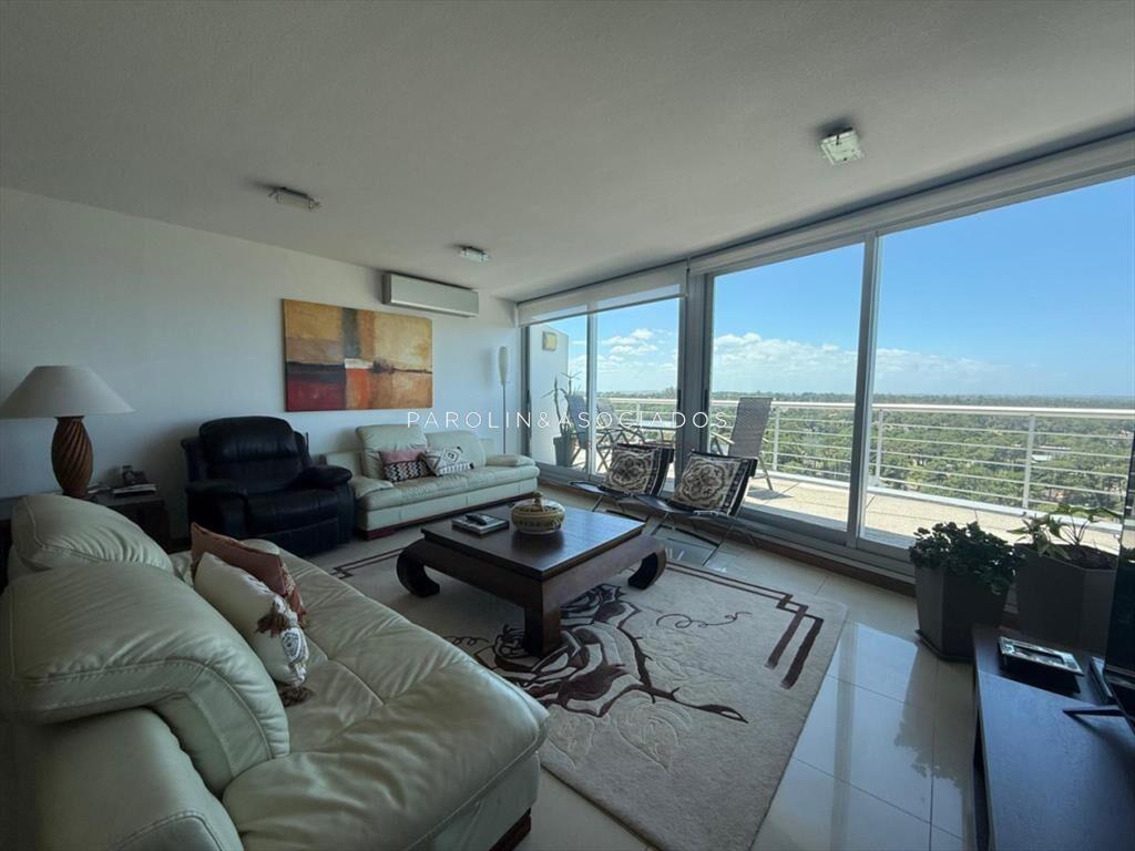 Penthouse en Venta de 3 Dormitorios en Edificio