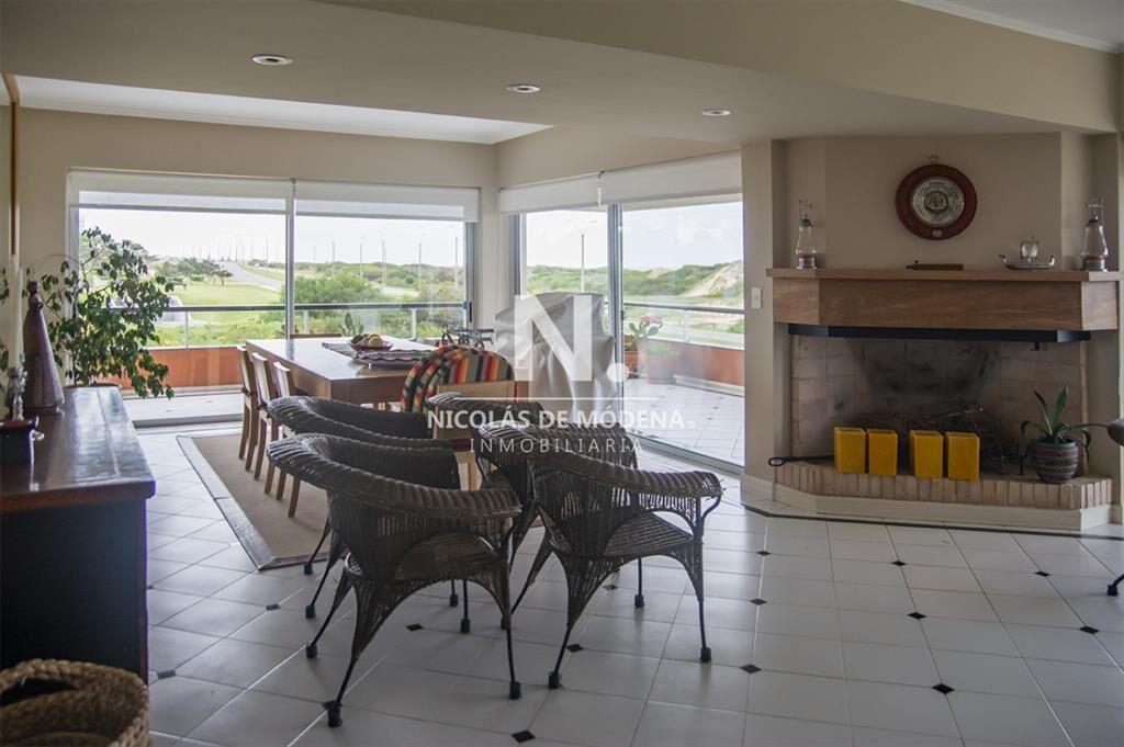Espectacular departamento de 4 dormitorios en al