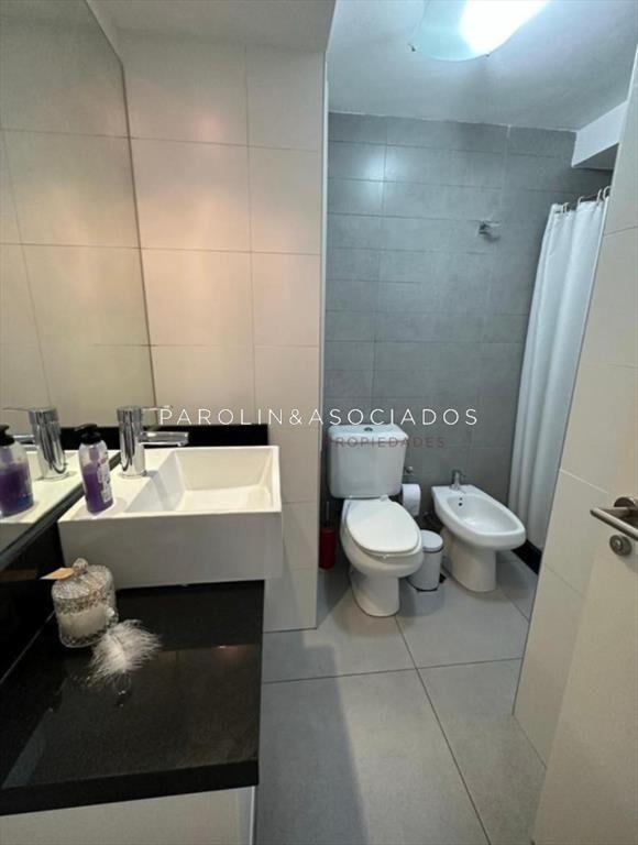 Vende apartamento de 2 dormitorios en Punta del