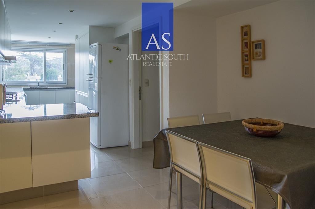 Apartamento frente a al mar Playa Brava en venta.