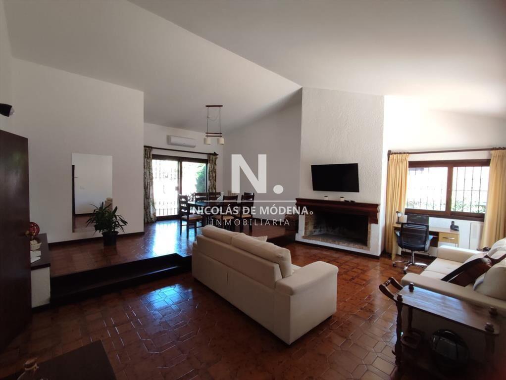Vende casa de 2 dormitorios en Cantegril Punta