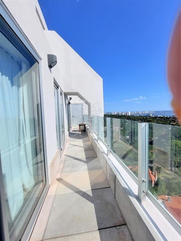 Amplio apartamento en piso alto, con excelente al