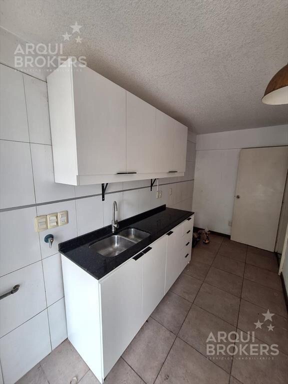 Apartamento de dos dormitorios y patio en venta en Pocitos