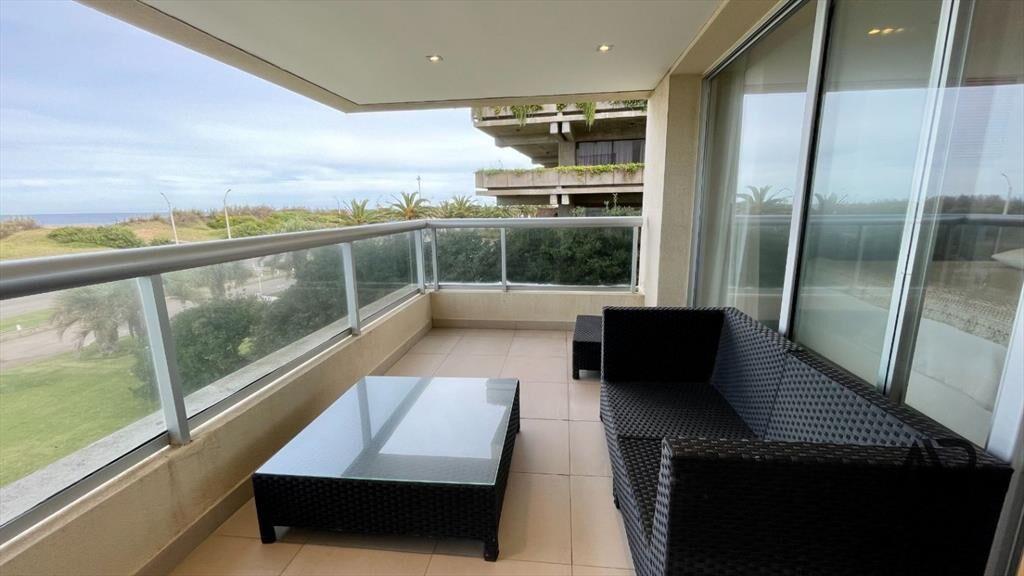 Apartamento en venta de 3 dormitorios c/ cochera en Play...