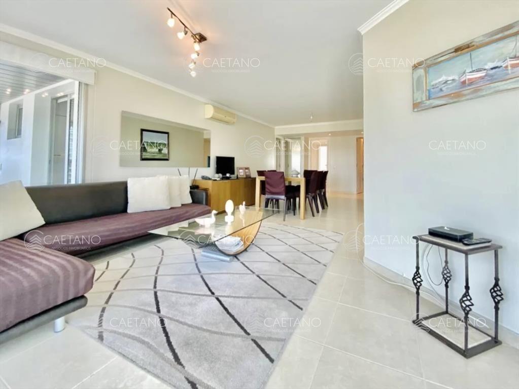 Apartamento en alquiler anual y temporal de tres dormitorio