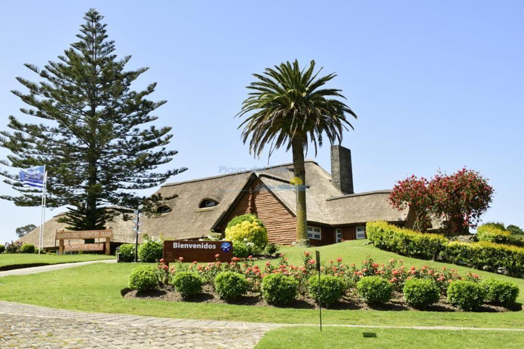 Terreno Frente al club de Golf 8400 m2
