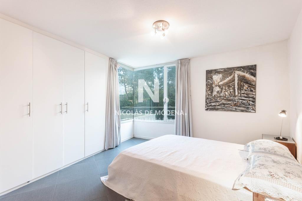 Vende apartamento de 3 dormitorios, en Brava del