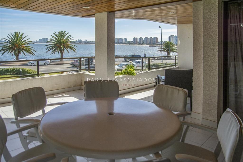 Apartamento de 4 dormitorios en venta con vista