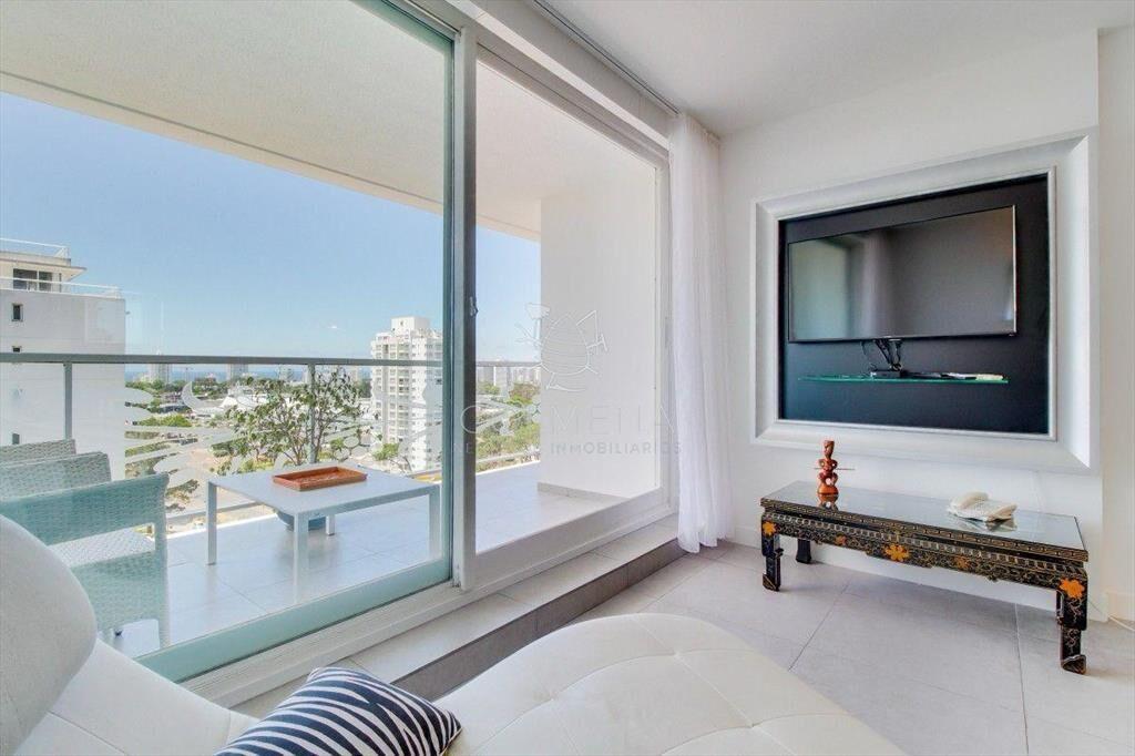 Apartamento en venta en piso alto en torre Yoo,