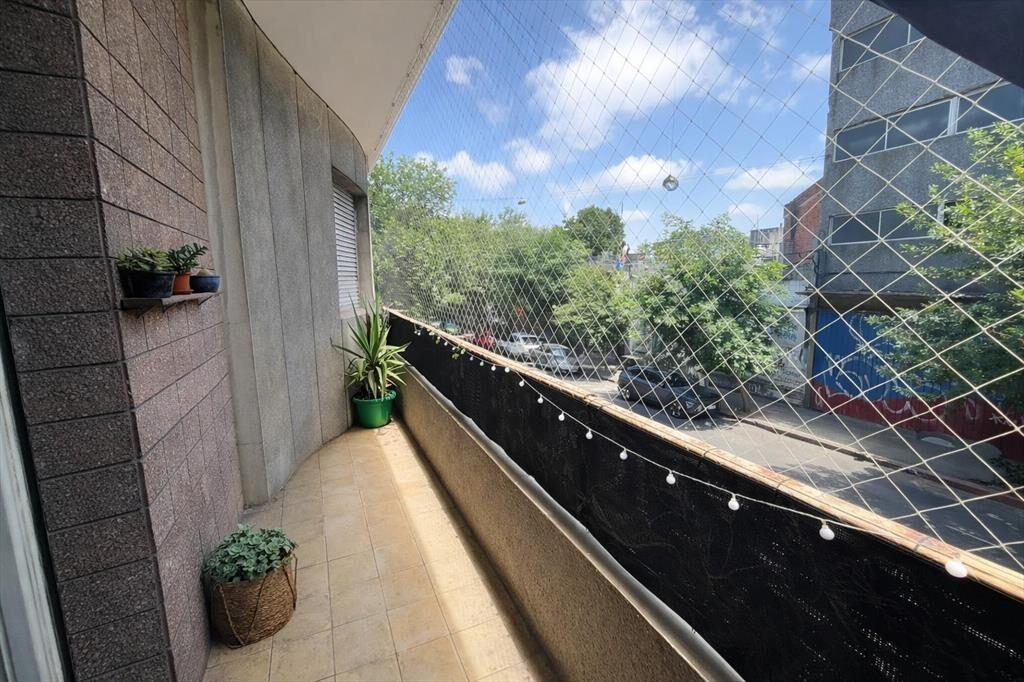 Venta apartamento 3 dormitorios con balcón. Tres Cruces (Al