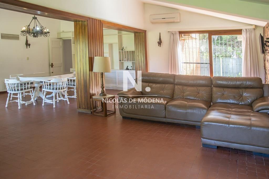 Vende casa de 3 dormitorios en Cantegril Punta del Este