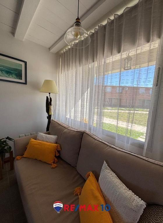 Vivienda de dos dormitorios en entorno verde.