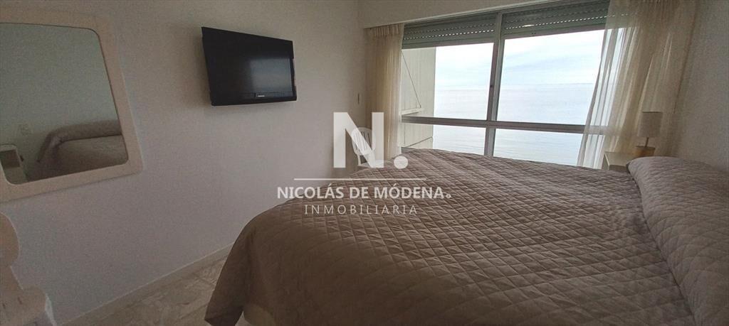 Apartamento de 3 dormitorios frente al mar en , ,