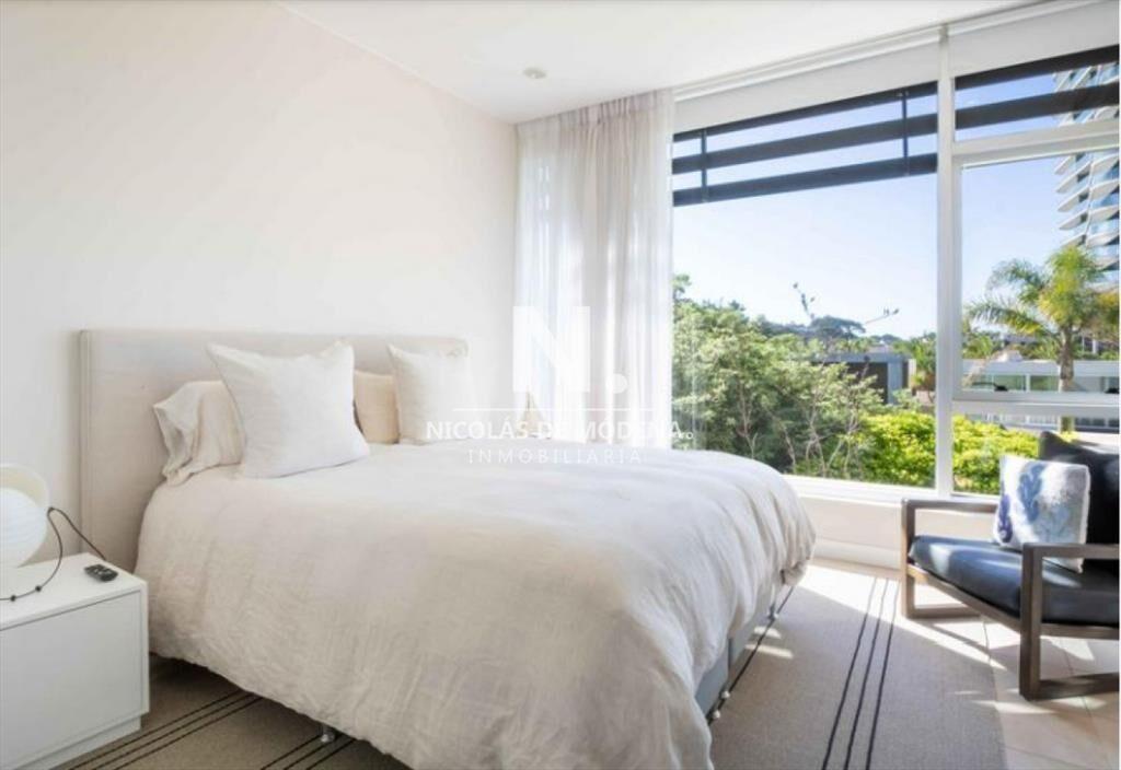 Vende apartamento de 3 dormitorios en Brava Punta