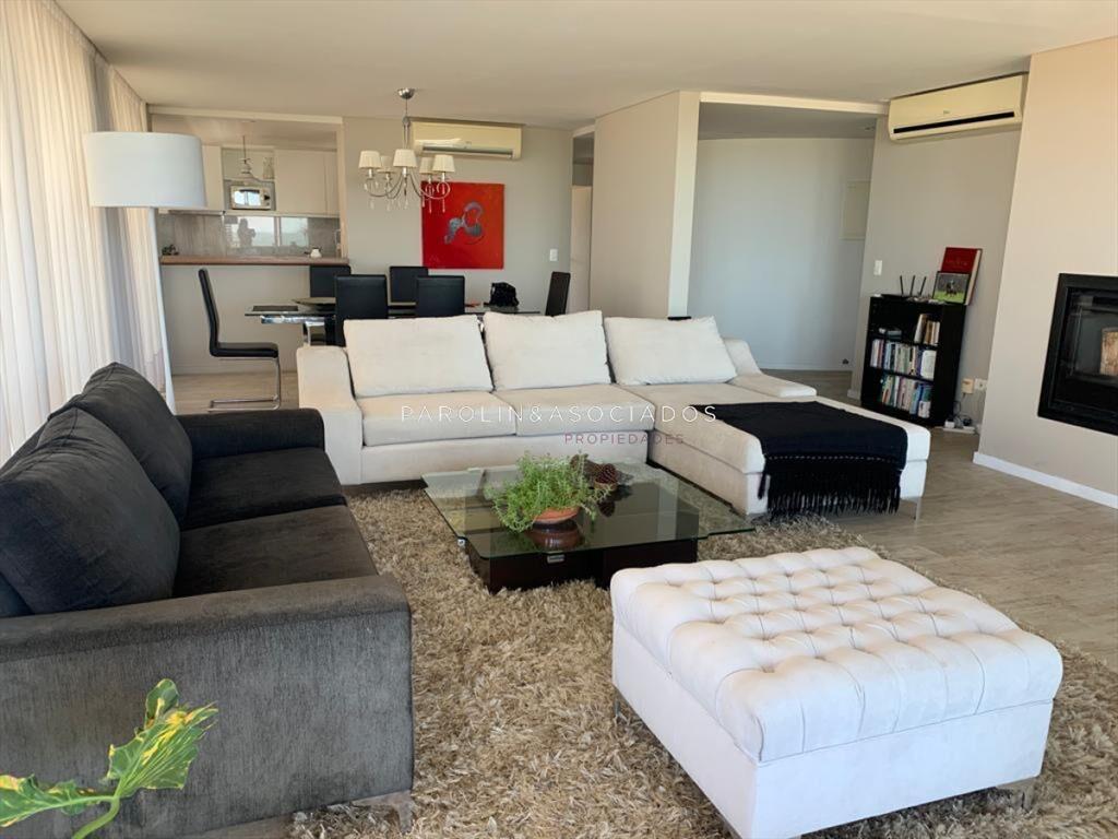 Apartamento en venta de tres dormitorios frente
