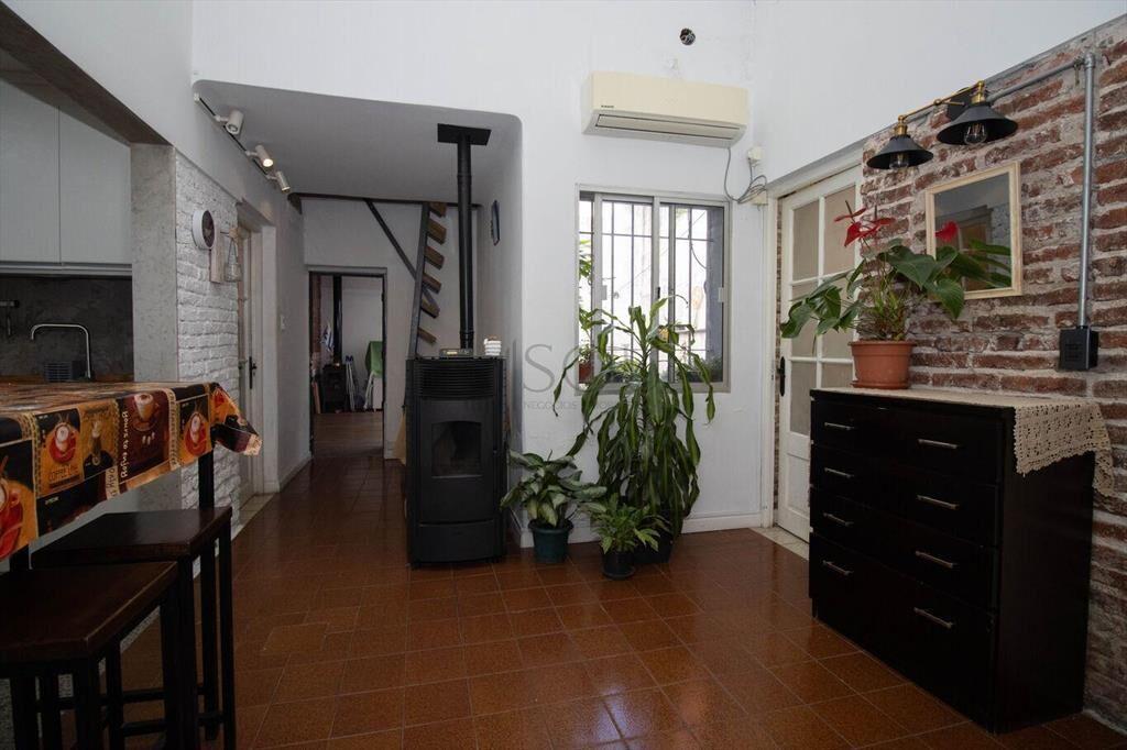 Casa en venta de 2 dormitorios más garaje en barrio La Come