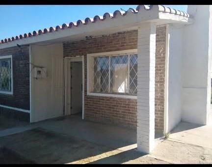 Alquiler Casa 2 dormitorios con amplio jardín fondo y garaj