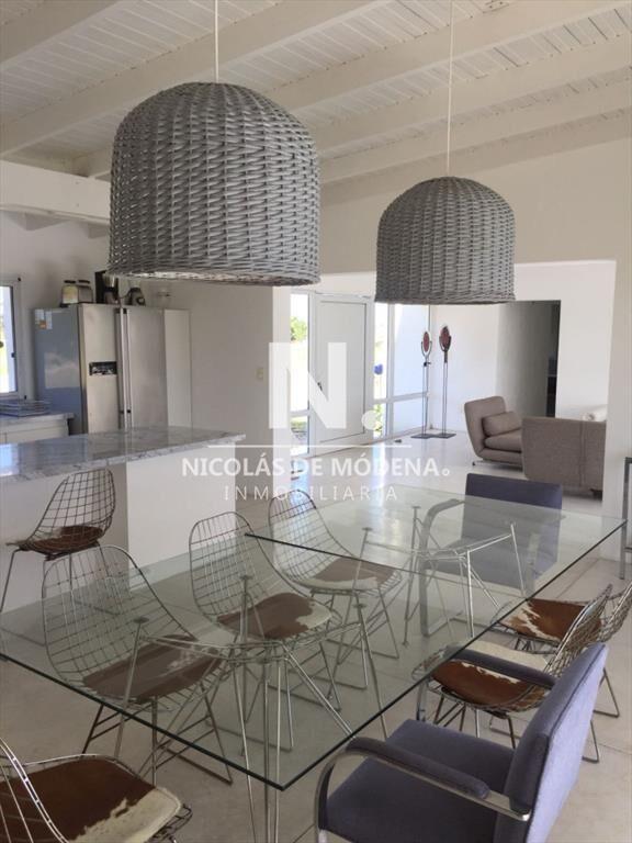 Casa en venta y alquiler de estilo minimalista dentro de Ba