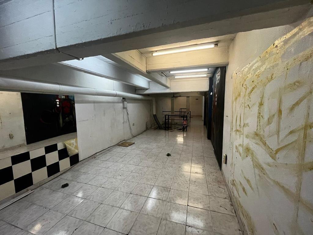18 de Julio y Cuareim , 4 mts de frente, 180 m2 , doble alt