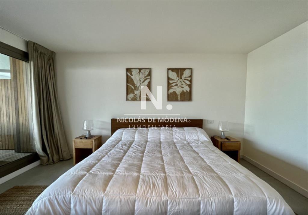 Vende apartamento de 4 dormitorios en Manantiales frente al
