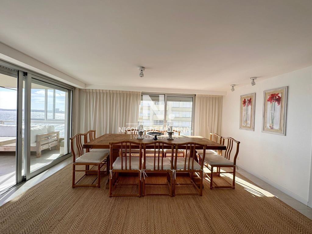 En venta apartamento semi-piso en torre Malecon