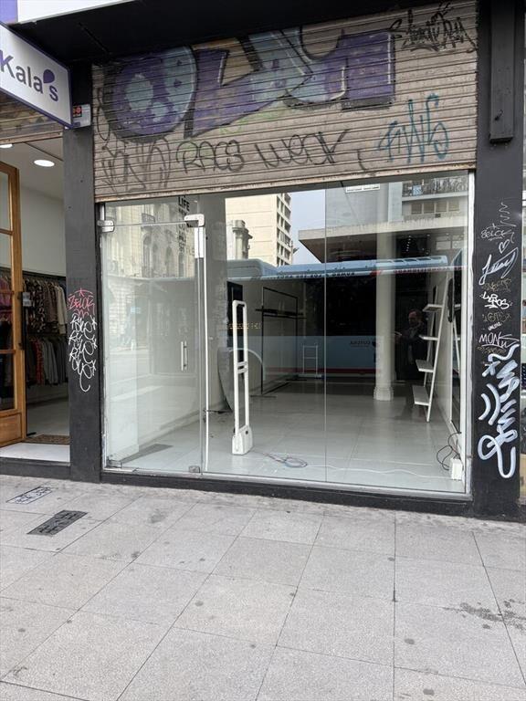 ALQUILER Local comercial sobre 18 de Julio esquina Vázquez.
