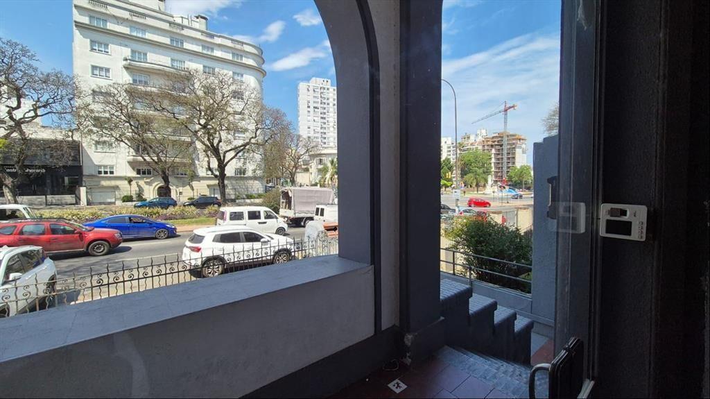 VENTA- OFICINA-LOCAL- SOBRE BVAR ARTIGAS