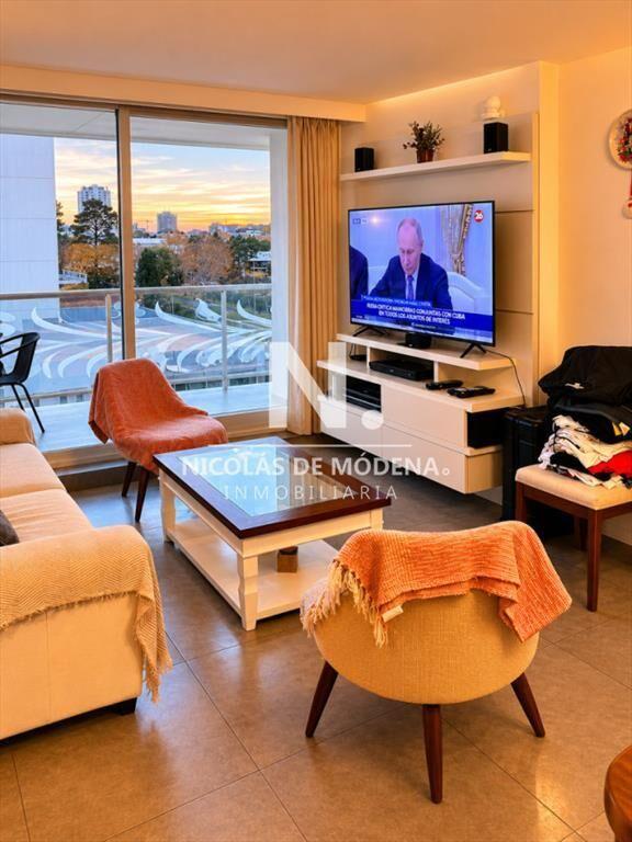 Vende apartamento de 1 dormitorio y medio en del