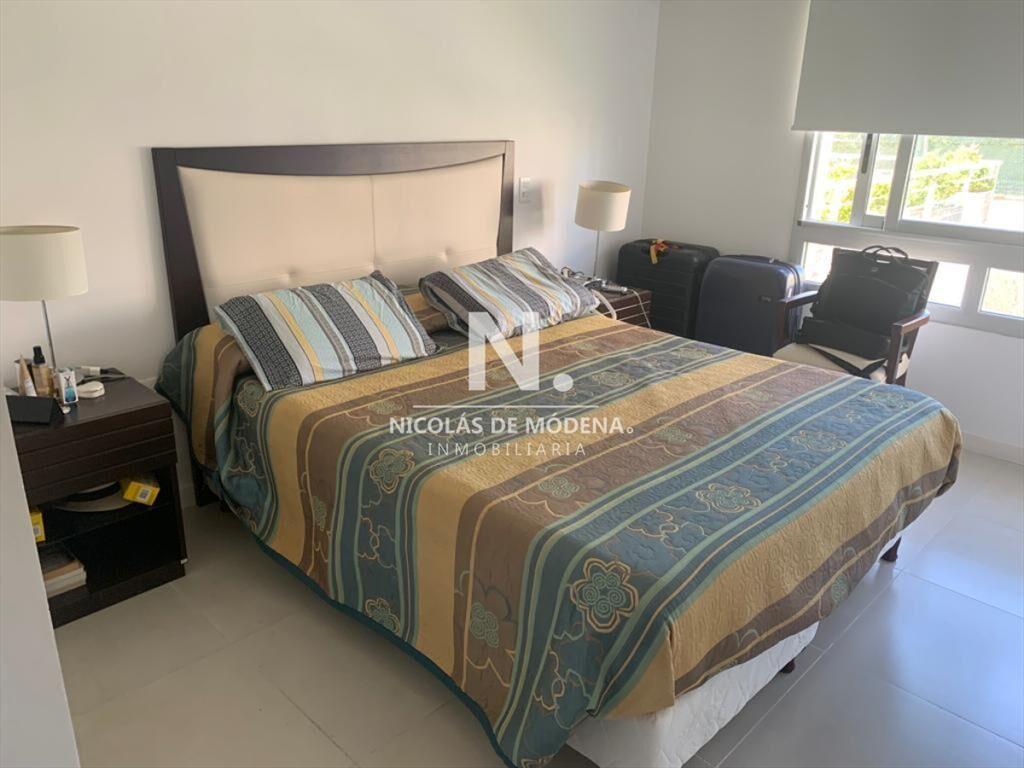Vende apartamento con parrillero, de 3 dormitorios en playa