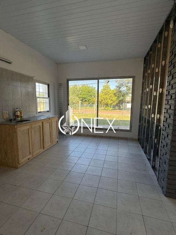 Se alquila local en Villa Argentina sur ,