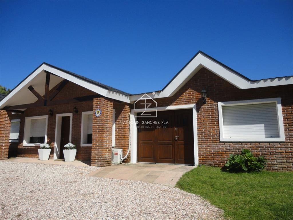 Hermosa casa en barrio Residencial de Punta del Este a paso