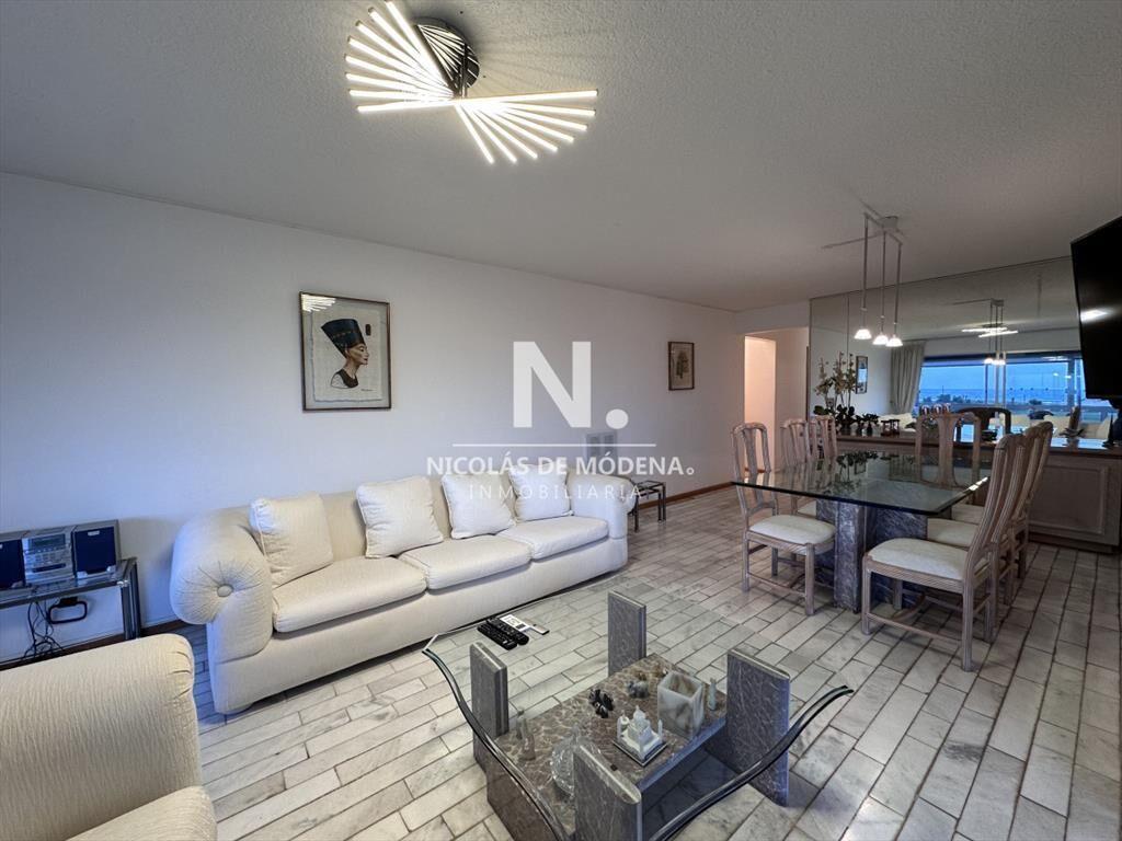 Vende apartamento de 3 dormitorios en Playa Punta