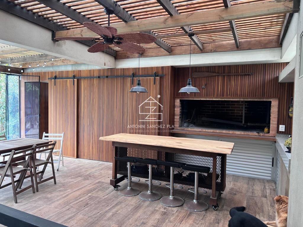 Casa de 5 dormitorios con piscina climatizada y