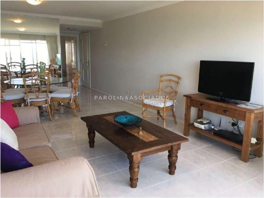 Apartamento de 3 dormitorios en Coral Tower, del