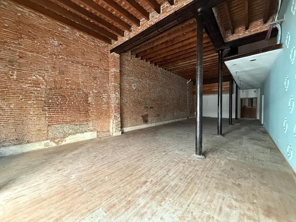 Sarandi y 33, 6 mts de frente , 170 m2 salón   150 sotano