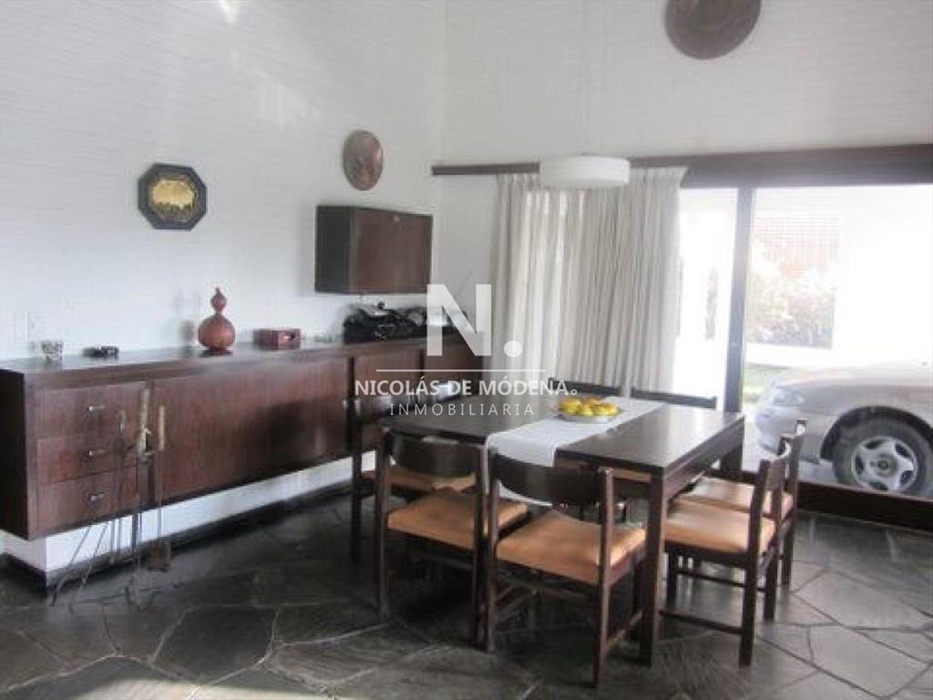 Casa ubicada en zona residencial.