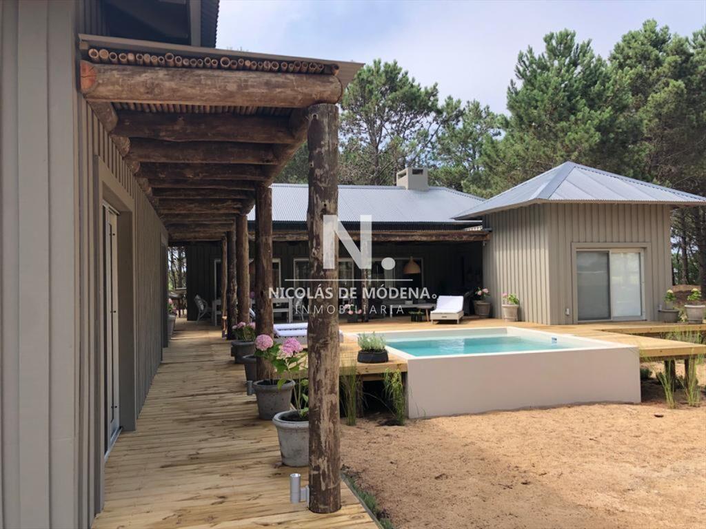 Casa de 4 dormitorios en venta en barrio cerrado.