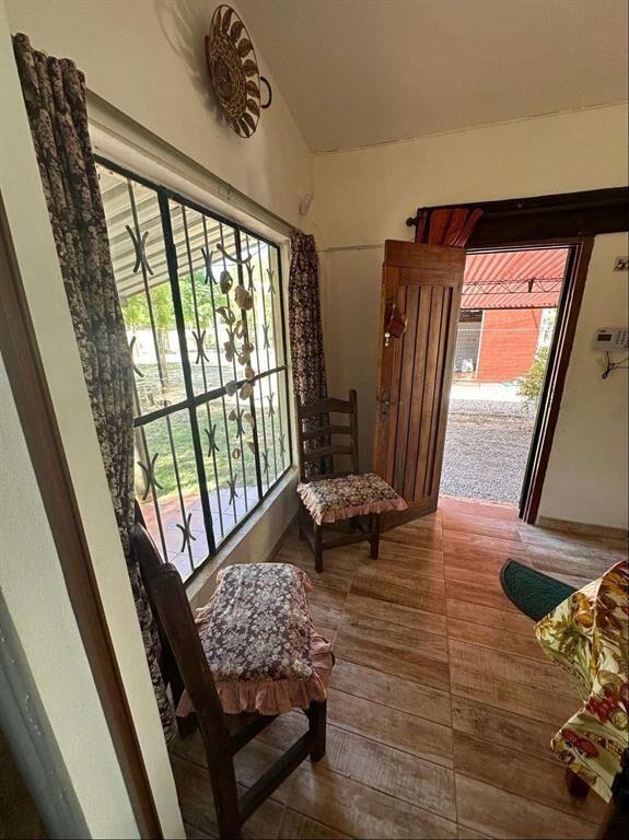 Exclusiva Residencia en San Luis: Amplio Terreno con Acceso