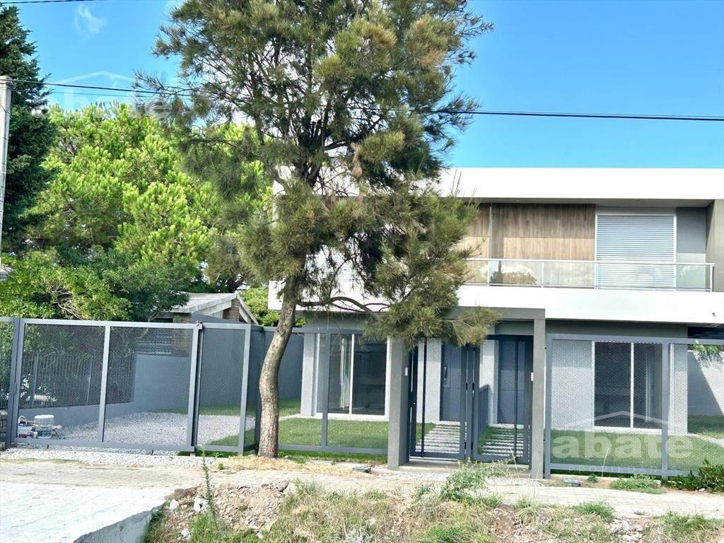 Venta casa de 3 dormitorios, dos baños y cochera doble en L