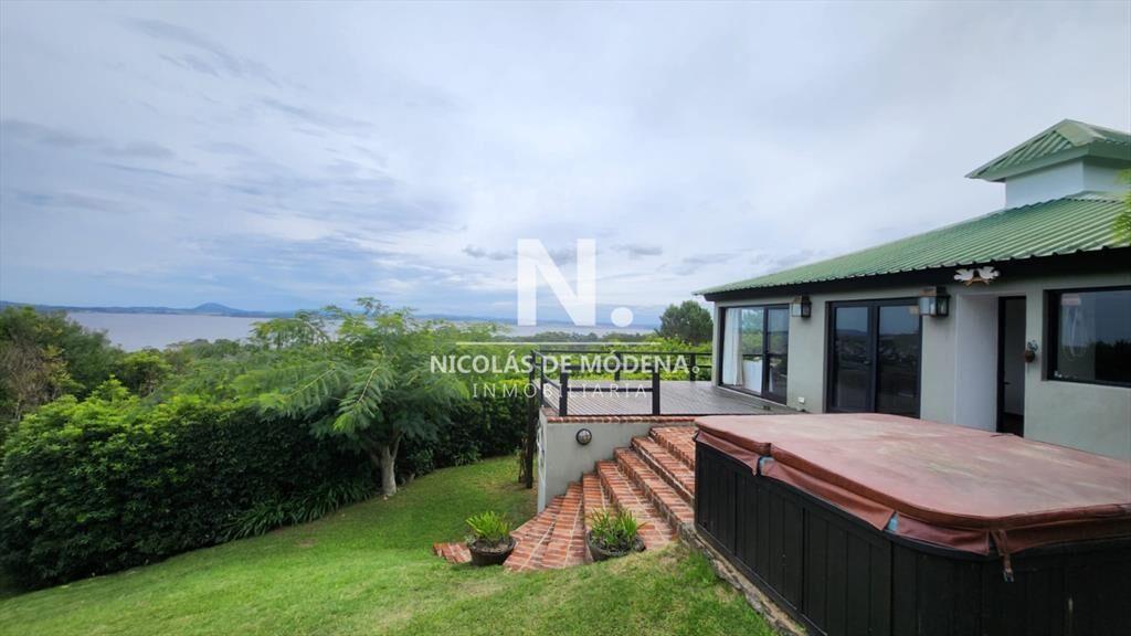 Vende casa de 4 dormitorios con vista a la laguna