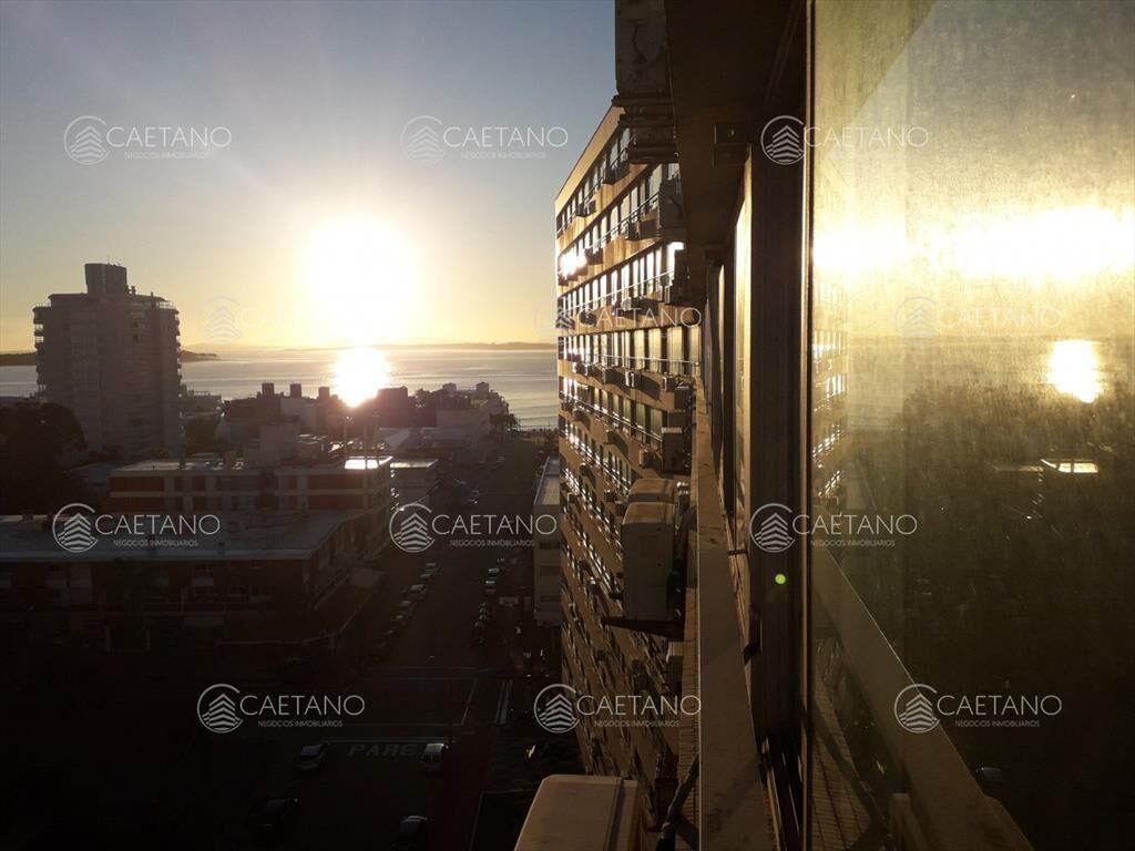 edificio a metros de playa brava