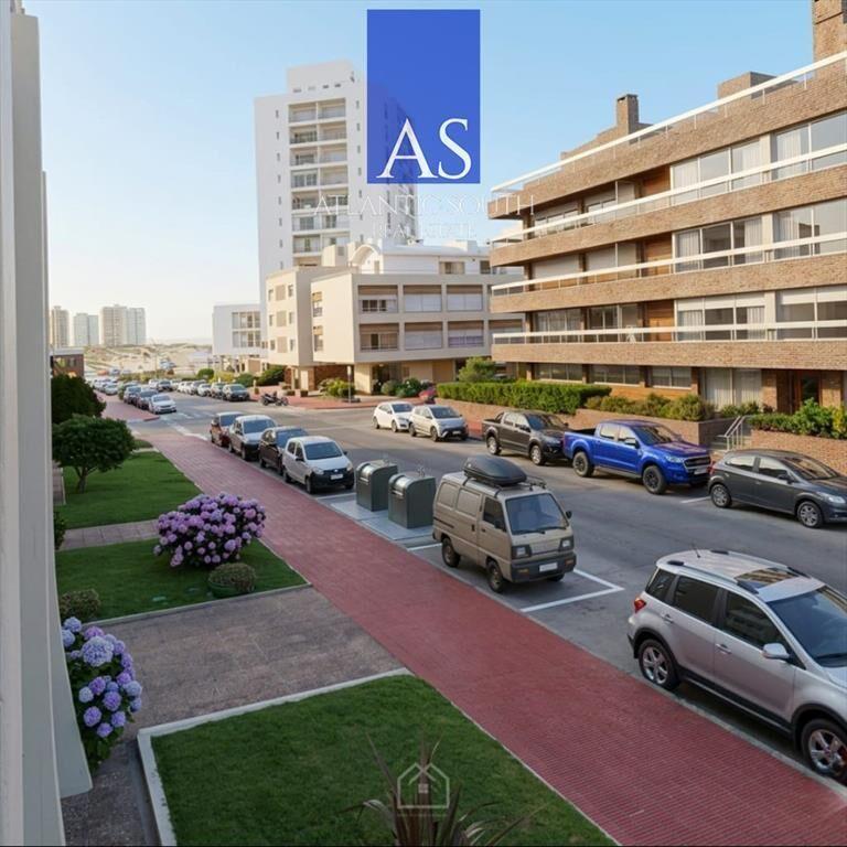 Apartamento con cochera en Península excelente