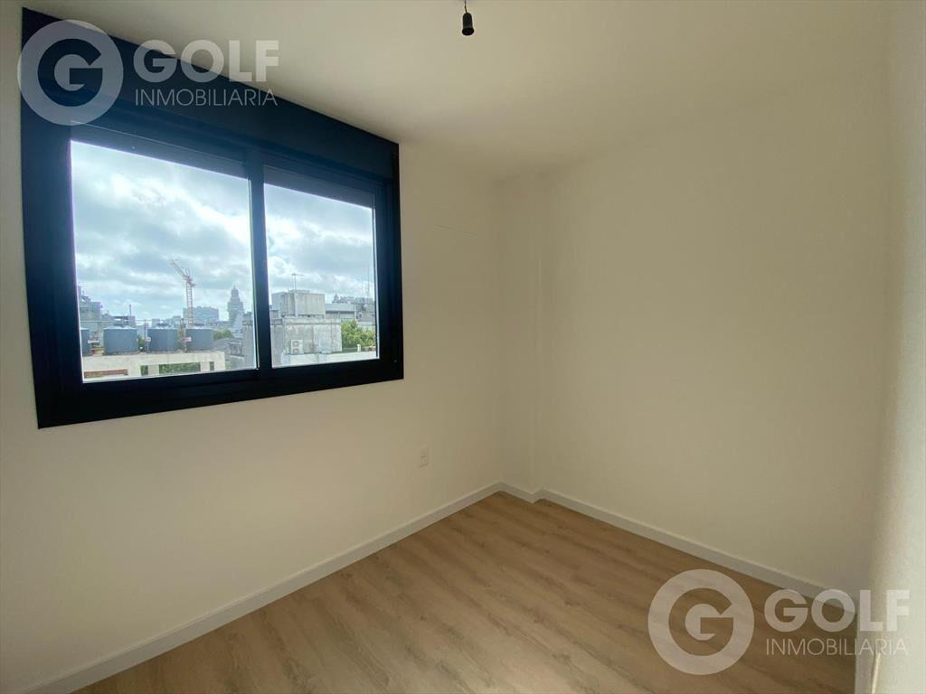 Venta de apartamento de dos dormitorios con terraza en el C