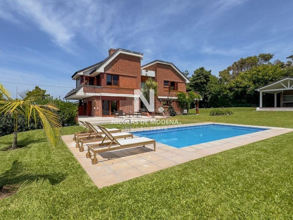 En venta casa de 4 dormitorios, impecable en San
